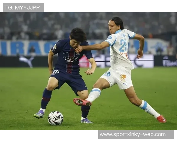 摩纳哥中场意外飞踹塔利亚菲科脖子引发场上混乱瞬间